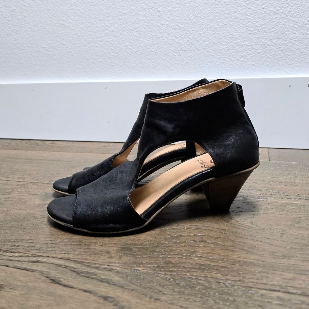 Gidigio Italy Italian Leather Peep Toe Shootie Sandal in Black